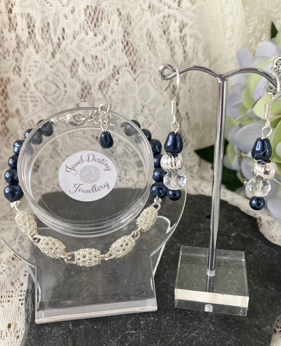 Gorgeous upcycled gorgeous bracelet with all elements repurposed ♻️💎

Co-ordinating Sterling Silver earrings: on new hooks with repurposed navy and clear beads.   

£20 for the set inc UK p&p

#Ukgifthour #ukgifthouram #shopindie #mhhsbd #craftbizparty