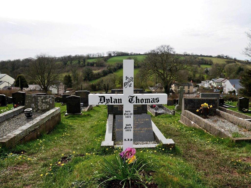 #DylanThomasDay 🏴󠁧󠁢󠁷󠁬󠁳󠁿 

The grave-marker of Dylan Thomas and his wife Caitlin Thomas 🪦

St Martin's Churchyard • Laugharne ⛪  

#Wales #History