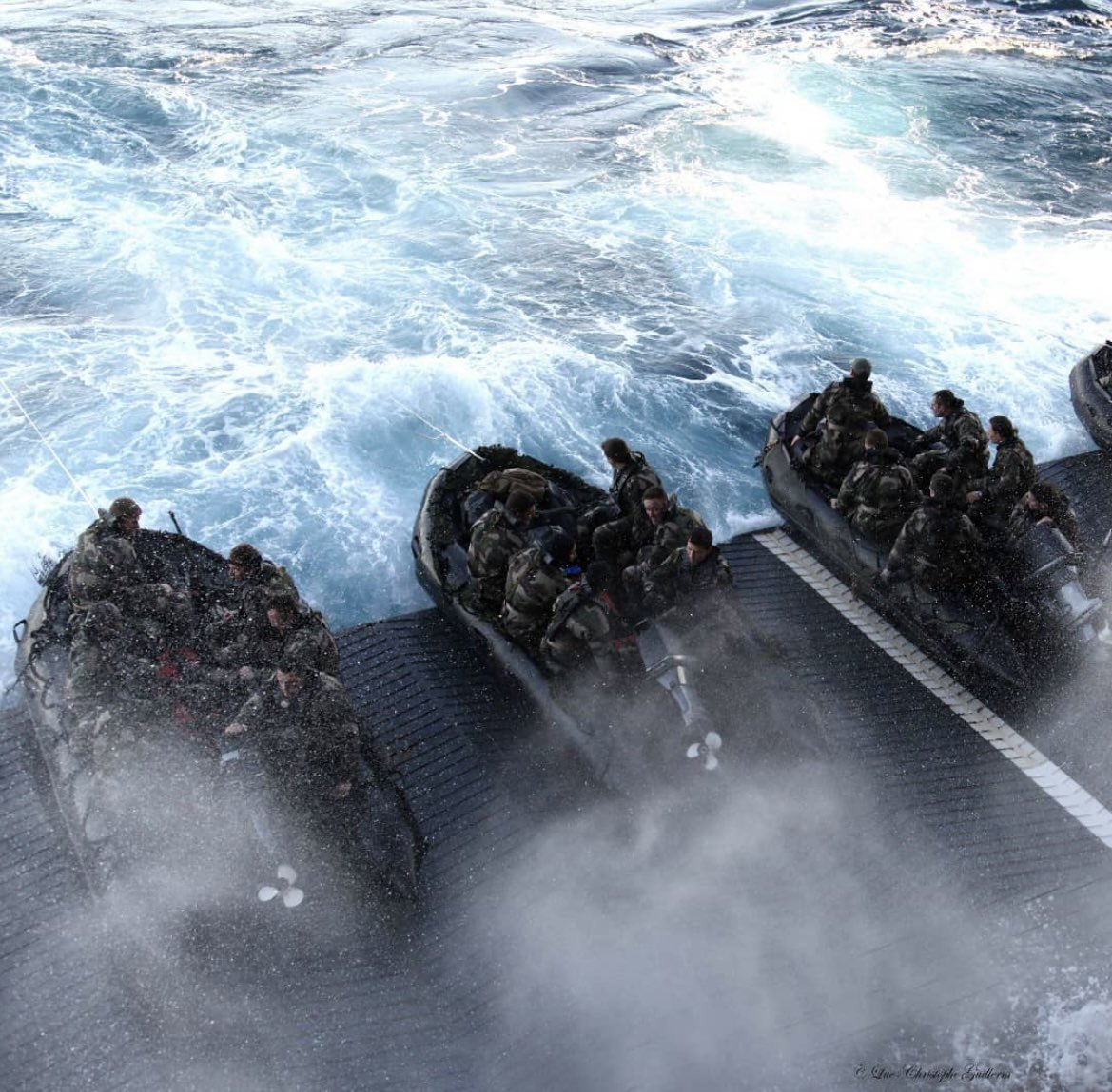 AllaisF's tweet image. 🇫🇷⚓️ Mission de nuit pour les fusilliers-marins commandos du BPC Tonnerre 📷 Ic _guillerm
#commandos #fusilliersmarins