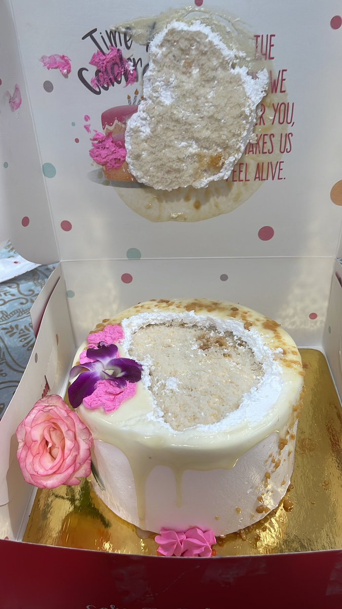 charu9225's tweet photo. @Bakingo_Online what kind of deliveries and what kind of customer care you have. Such a bad experience you provided me. It was my mothers birthday as well today and see what u delivered . And  see how your customer care responded to this.They are just apologetic and nothing more https://t.co/tdXPuC8Aia