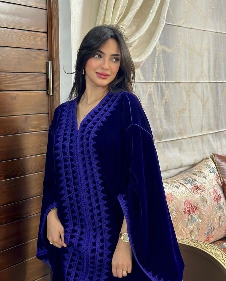 حافظ على كل شيء جميل يسعدك إجعله سراً بينك وبين نفسك ، فكل شيء يعرفه البشر يفسدونه ."