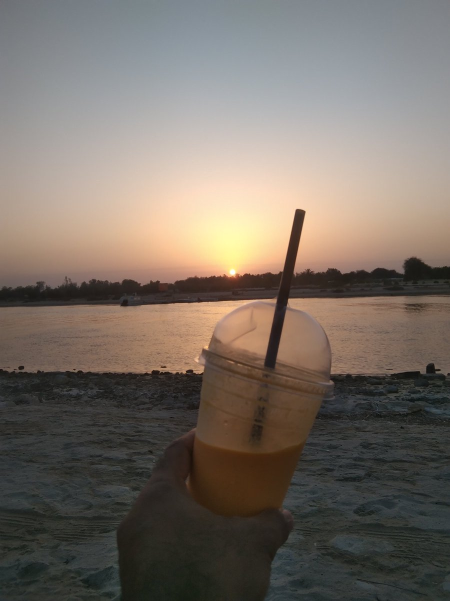 shaleej's tweet photo. Mango Juice, Sunset on the beach.. https://t.co/9mEEijdniJ