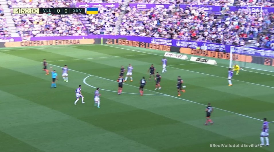 ArchivoVAR's tweet photo. ⚠️ Este es el frame exacto del primer pitido de Ortiz Arias que decretaba la final de la primera mitad.

▪️ El colegiado madrileño, pese a levantar la mano antes del disparo, incomprensiblemente, pita el final cuando el balón está llegando a la portería del Sevilla. https://t.co/45wGEByVff