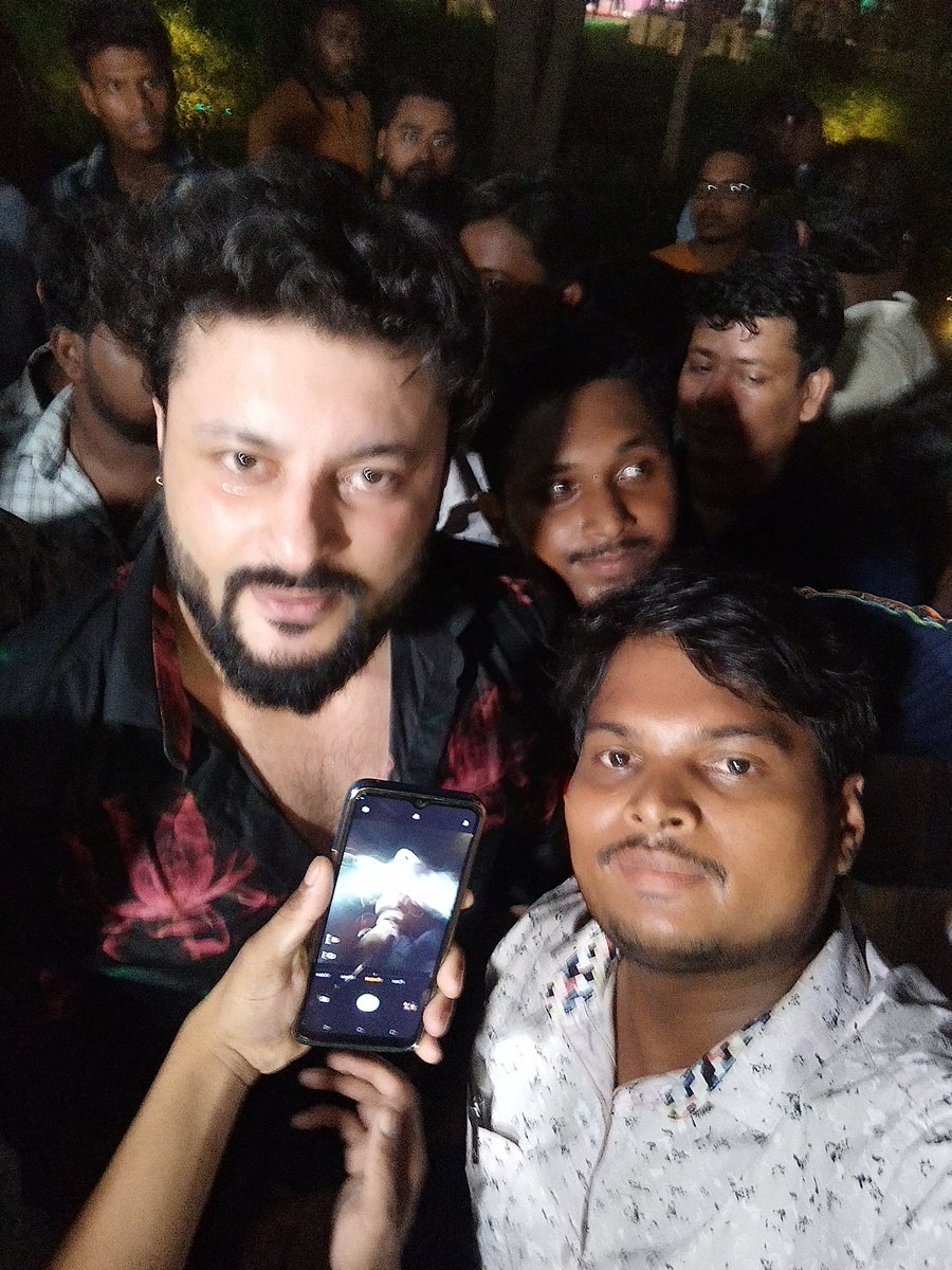 naresh143_s's tweet photo. ଭାଇ ଙ୍କ କ୍ରେଜ୍ କେବେ କମିନି କି କମିବ ନାହିଁ ମଧ୍ୟ ଆଜି ଏସ୍ପ୍ଲାନେଡ ଠାରେ ଭାଇ ଙ୍କ ଫିଲ୍ମ #loveinlondon ର ଅଡିଓ ରିଲିଜ ହେଇଥିଲା ଭାଇ ଙ୍କୁ ଦେଖିବା ପାଈଁ ଅନେକ ପ୍ରସଂଶକ ମଧ୍ୟ ଭିଡ ଜମାଇଥିଲେ ଶେଲ୍ଫି ନବା ସତେ ଯେମିତି କି କଷ୍ଟ କର ହେଇ ଯାଇଥିଲା ତଥାପି ମଧ୍ୟ ମୁଁ ଭାଇ ଭାଇ ଡାକି gote ଶେଲଫି ନେଇଥିଲି @AnubhavMohanty_ 🙏🙏 https://t.co/2GB3HnlDsx