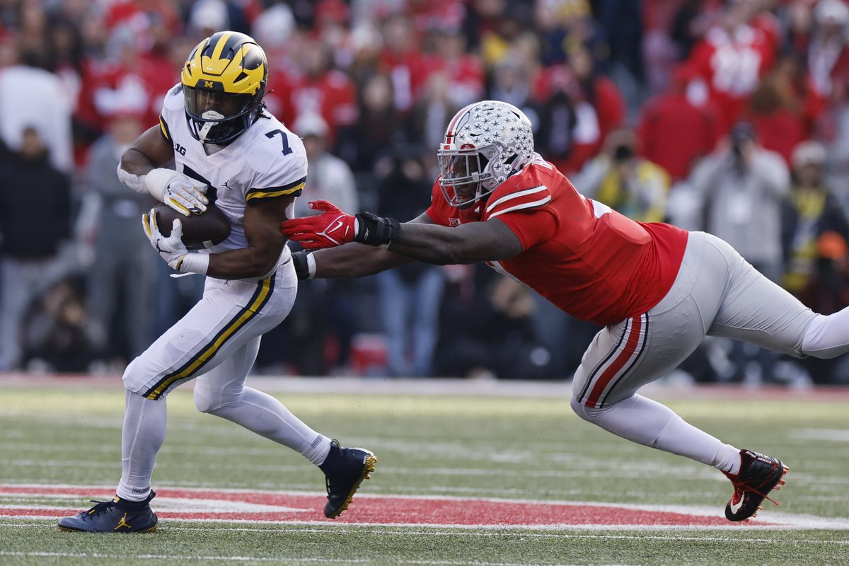 CFBReport's tweet photo. Michigan vs Ohio State (Past 15 seasons)

1. Overall Record 

• Ohio State 167-28 ✅
• Michigan 120-67

2. Conference Record

• Ohio State 109-14 ✅
• Michigan 75-49

3. National Championships

•Ohio State 🏆✅
• Michigan ❌

4. Conference Championships 

• Ohio State 🏆🏆🏆🏆🏆🏆🏆✅
• Michigan 🏆🏆

5. H2H Meetings 

• Ohio State 11-3 ✅
• Michigan 3-11 (Michigan has a 2 game win streak currently)

6. Double Digit Win Seasons

• Ohio State 13 ✅
• Michigan 6 

Ohio State leads in all 6 categories✅ but have lost two times in a row to Michigan ❌