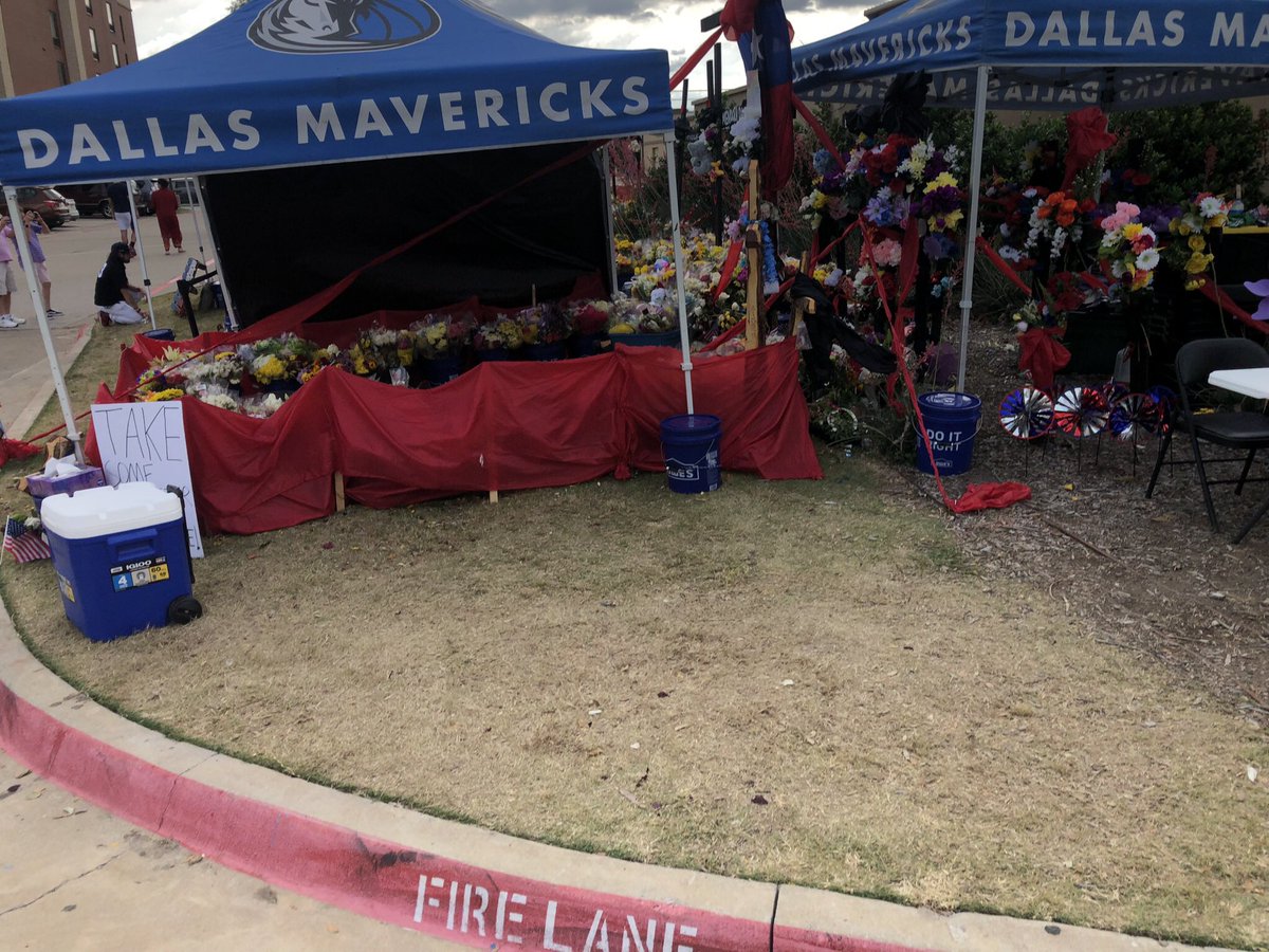 JeffWodka51's tweet photo. Sandy & I went to pay our respects at 3:36pm yesterday to the Memorial at the AllenOutlet Mall. Sobering & heartbreaking! Praying for the Mothers lost, who lost someone and all who are affected!
Thanks to @minniespantry& @travelbysandy for the water!
#AllenStrong #PrayforAllen https://t.co/c5TjJpgmSF