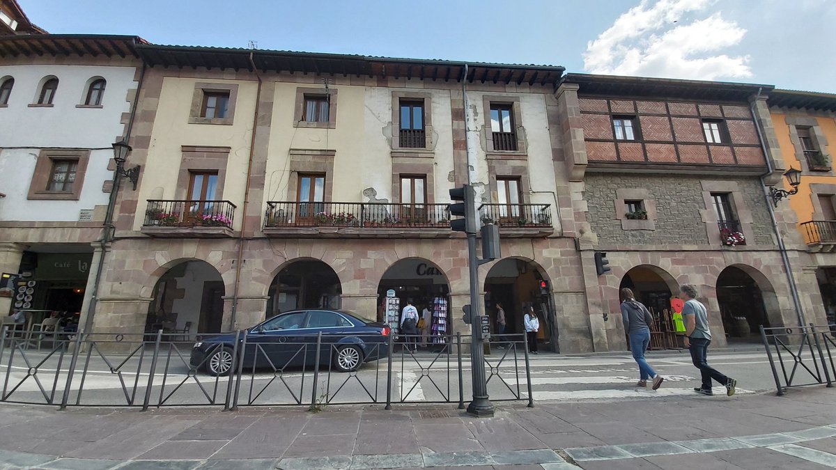 Apez140's tweet photo. #Momentos
De tomarse un #Helado de #Regma en la plaza de #Potes 😋.
#ViciosDeCantabria 🤣🤣🤣.
Alegría Mundo y Feliz Tarde de Domingo que termina...🧚‍♂️😎
#Liébana
#PicosDeEuropa
#Cantabria
#NorthernSpain
#Magia y #Belleza #Inmensa
#TourismSpain🇪🇦 https://t.co/UjBctYtXGm