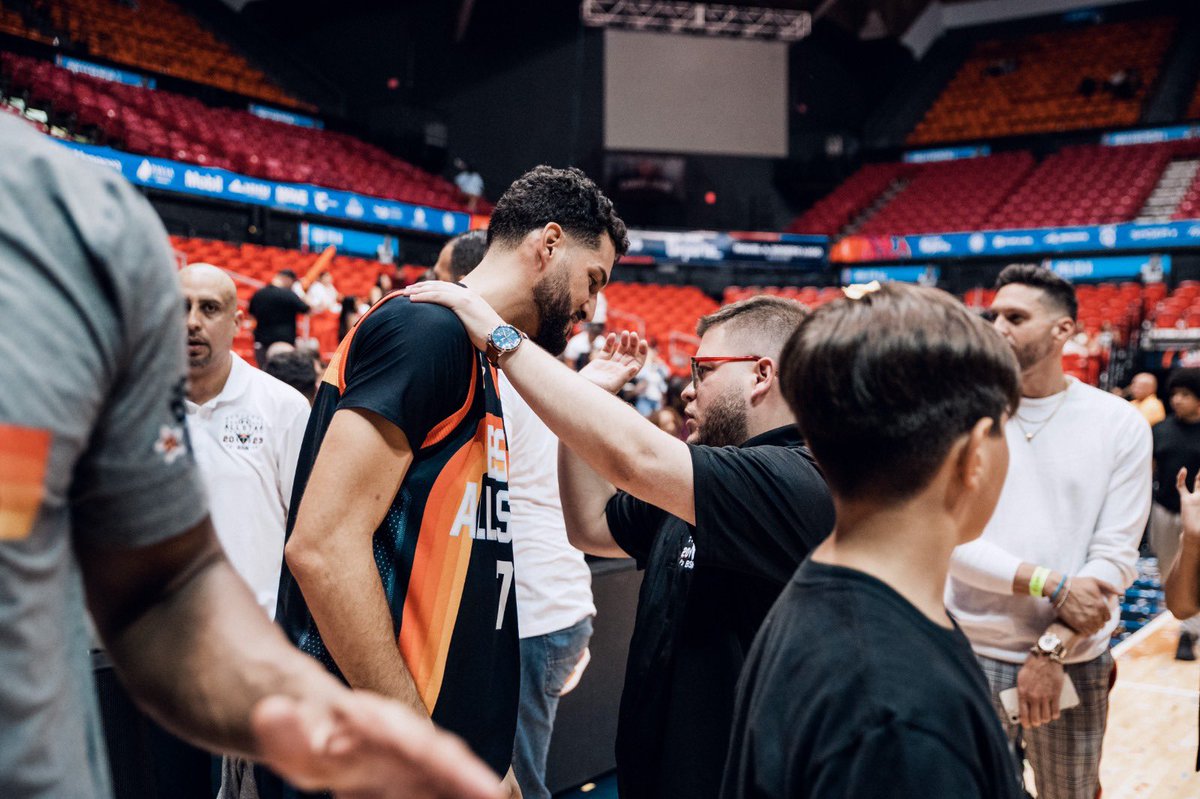 Erazo un ALL-STAR 🔥. 
.
Ganarme el respeto de los jugadores es el privilegio más grande que he tenido en mi corta carrera y Josue Erazo SIEMPRE fue clase aparte desde mi primer año cubriendo el BSN, que fue su rookie year (2019). 
.
Erazo es actualmente de los mejores jugadores