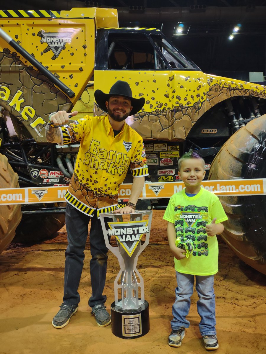 Hanging with the champ 🤙🏽@monsterjam #Earthshaker #MonsterJam #Pensacola