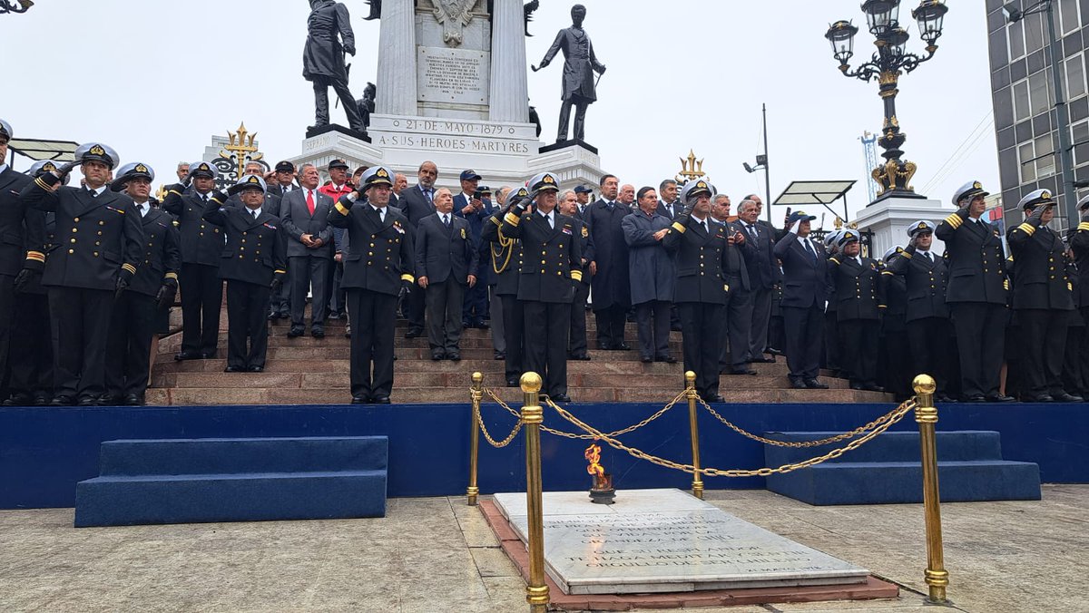 Armada_Chile's tweet photo. Hoy el personal en retiro de las Fuerzas Armadas y de Orden rindió homenaje a las Glorias Navales, con su tradicional desfile frente al Monumento a la Marina Nacional.

#FFAA
#ComprometidosConElMar #MesDelMar https://t.co/0EuY3NSdOw