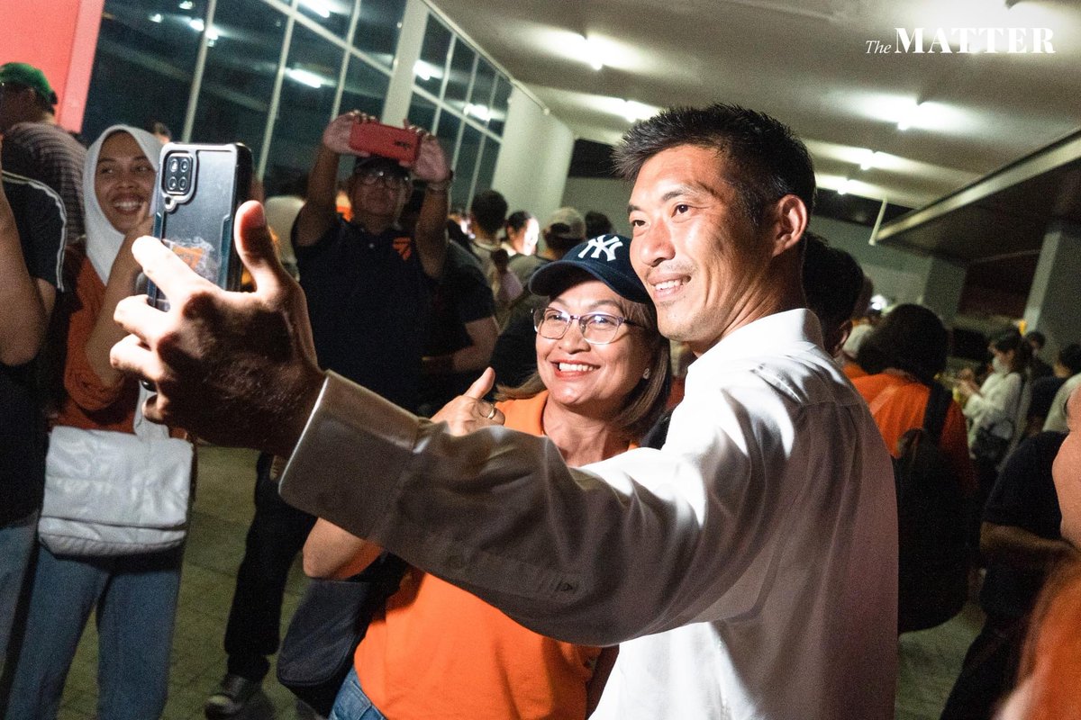 thematterco's tweet photo. “นายกฯ! นายกฯ! นายกฯ!” มวลชนเปล่งเสียงให้กับหัวหน้าพรรค #ก้าวไกล

เวลา 23.30 น. เมื่อวานนี้ (14 พ.ค.) ภายหลังการแถลงต่อสื่อมวลชนหลังปิดหีบเลือกตั้ง พิธา ลิ้มเจริญรัตน์ หัวหน้าพรรคก้าวไกล ได้เดินลงมาทักทายประชาชนที่มาร่วมยินดี ที่ด้านล่างอาคารของพรรค

#เลือกตั้ง66 #ElectionMATTERs https://t.co/UplMOoEbrw