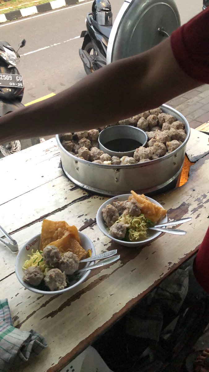 CandraHim_'s tweet photo. @jogmfs Bakso Urat Arema Soringin, sekarang sudah pindah di Pogung Kidul. Uratnya di Gigit bales Gigit! https://t.co/9AGUVePfBL