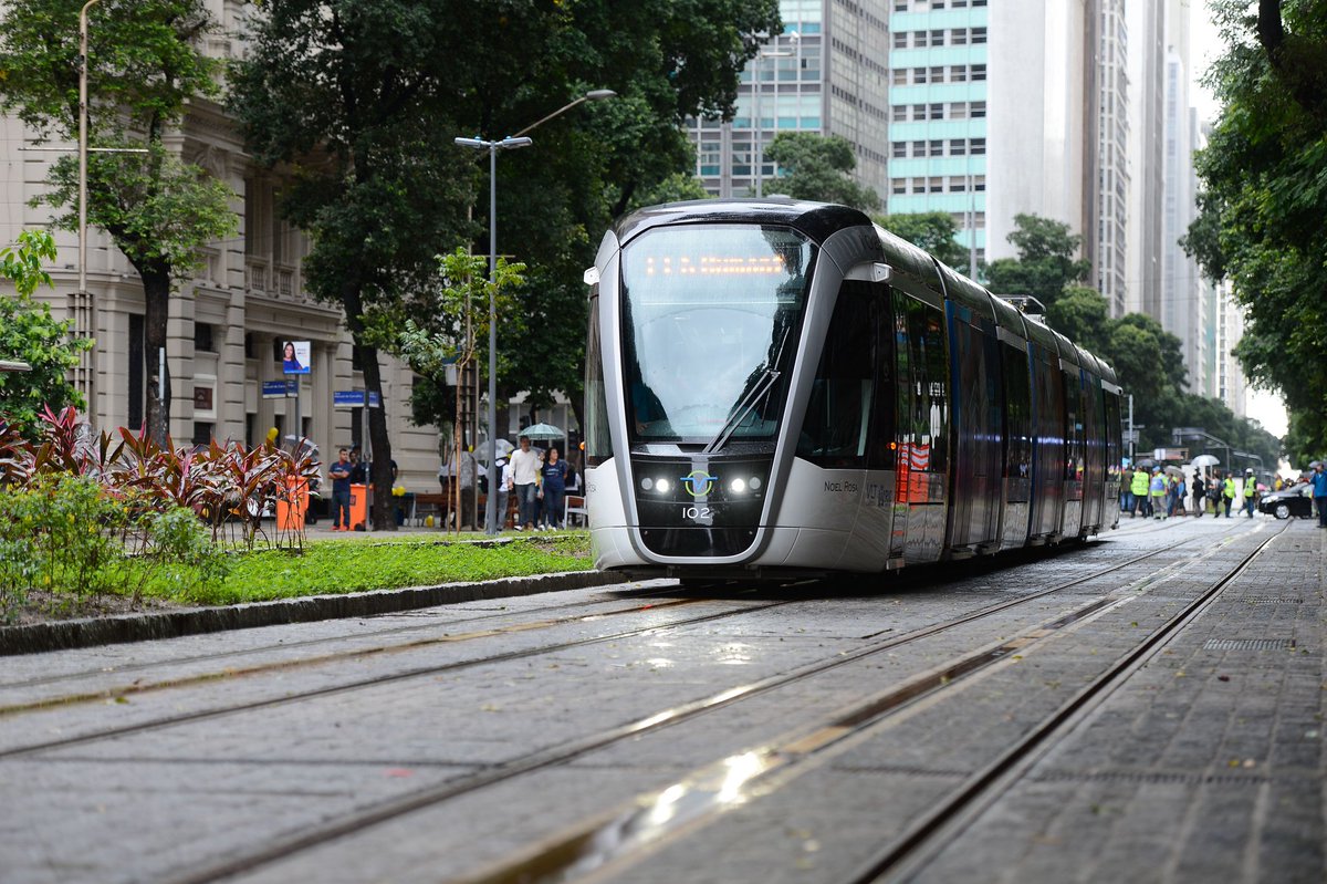 luanborges's tweet photo. Imagine só se inventassem algum meio de transporte que leva milhares de pessoas do ponto A ao ponto B, gerando menos trânsito, causando menos acidentes. https://t.co/oHa7W0p2Zm