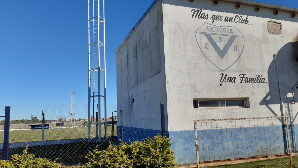 mxalvarezv's tweet photo. Hoy desde acá. La casa de #VictoriaCC 🏴. #Mandiyu 🇳🇬 se presenta por las semifinales del Provincial y desde las 15.30 largamos la transmisión por la 102.3 FM NET. https://t.co/TUB5QgdENr