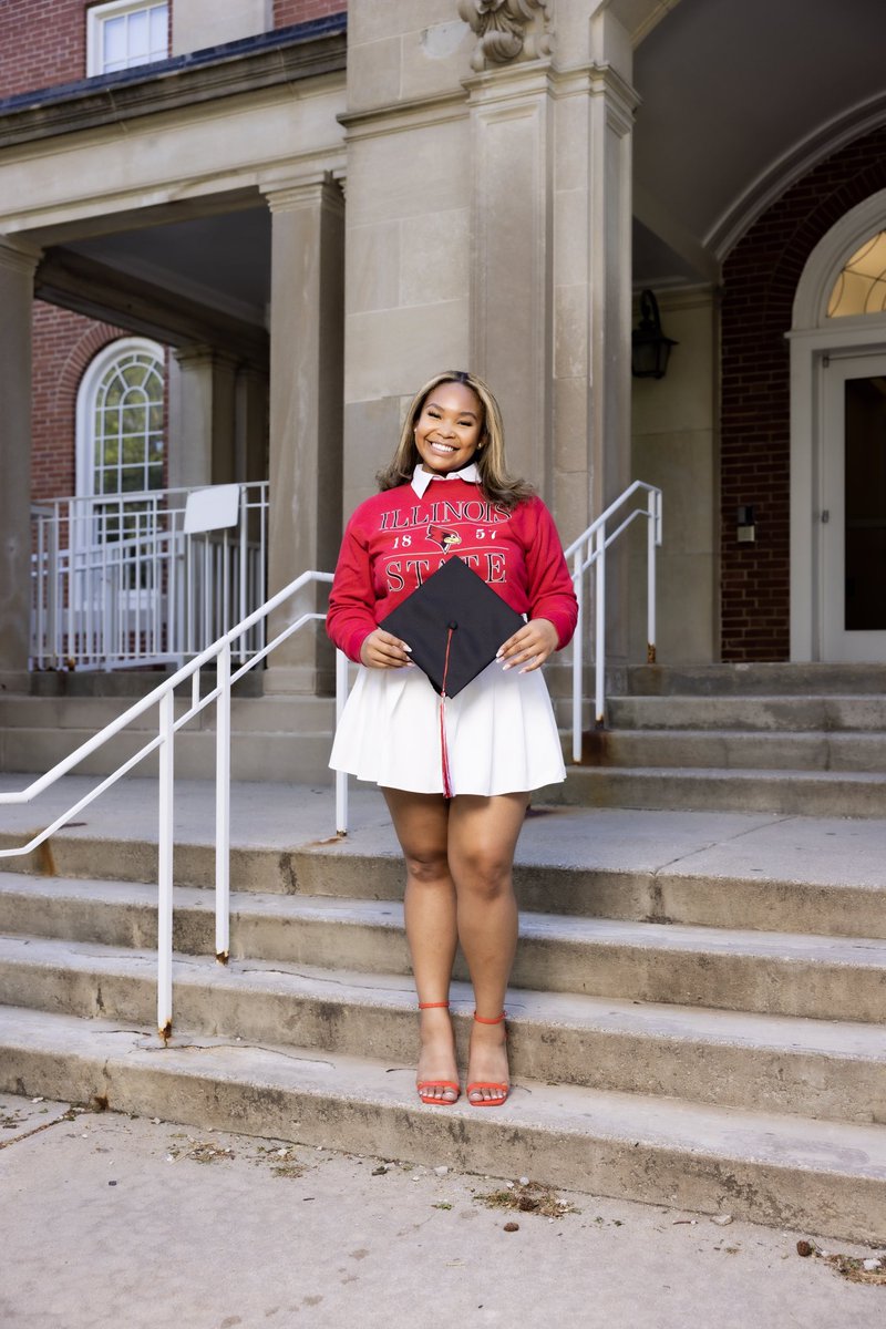 jessi_caylen's tweet photo. Life update: i just graduated from college y’all 🥹 https://t.co/UUWhI3ugQh