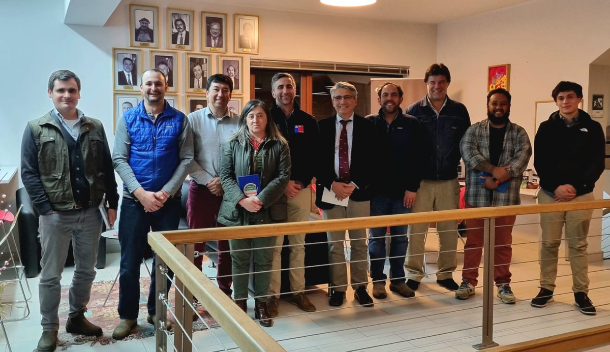 MintrabAysen's tweet photo. 📌Convocados hace algunos días por los principales gremios de la region #Aysén,Seremi @rdiazcordaro con @ol_aysen @drtaysen y @SenceAysen se reunieron con @CoyhaiqueCamara @CChCCoyhaique @SalmonChileAG @ConsejoSalmon #Ogana para abordar #Empleo #Informalidad #40Horas entre otros https://t.co/S3Ykm61qrJ