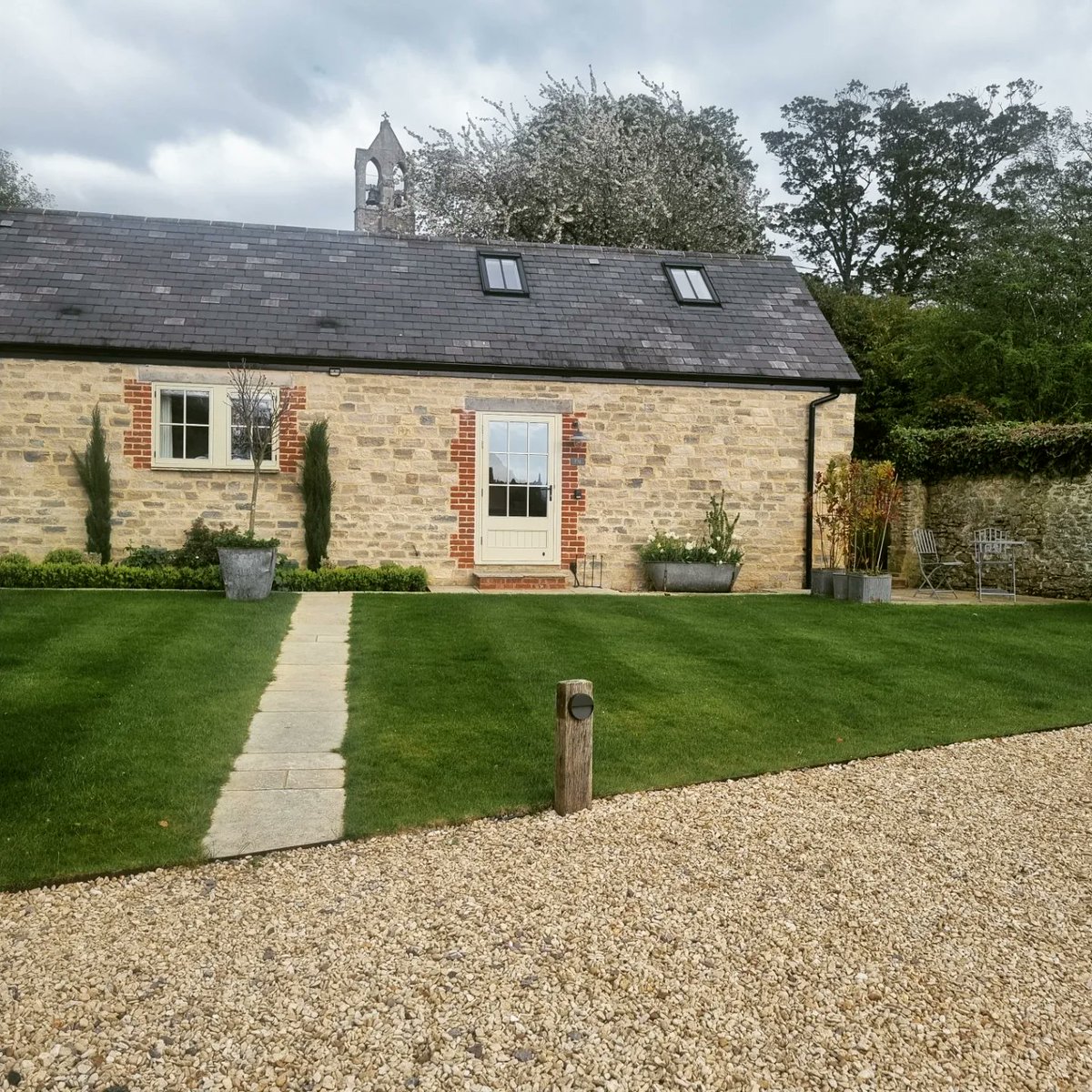 End to another busy weekend getting the garden in shape for our lovely guests! 🌱

#grass #mowing #gardens #relax #familyfarm #ruralretreat #luxuryfarmstay #rural #natural  #relax #rest #oxfordshire #selfcatering #countryliving #countryside #timetoexplore #freshair #countrywalks