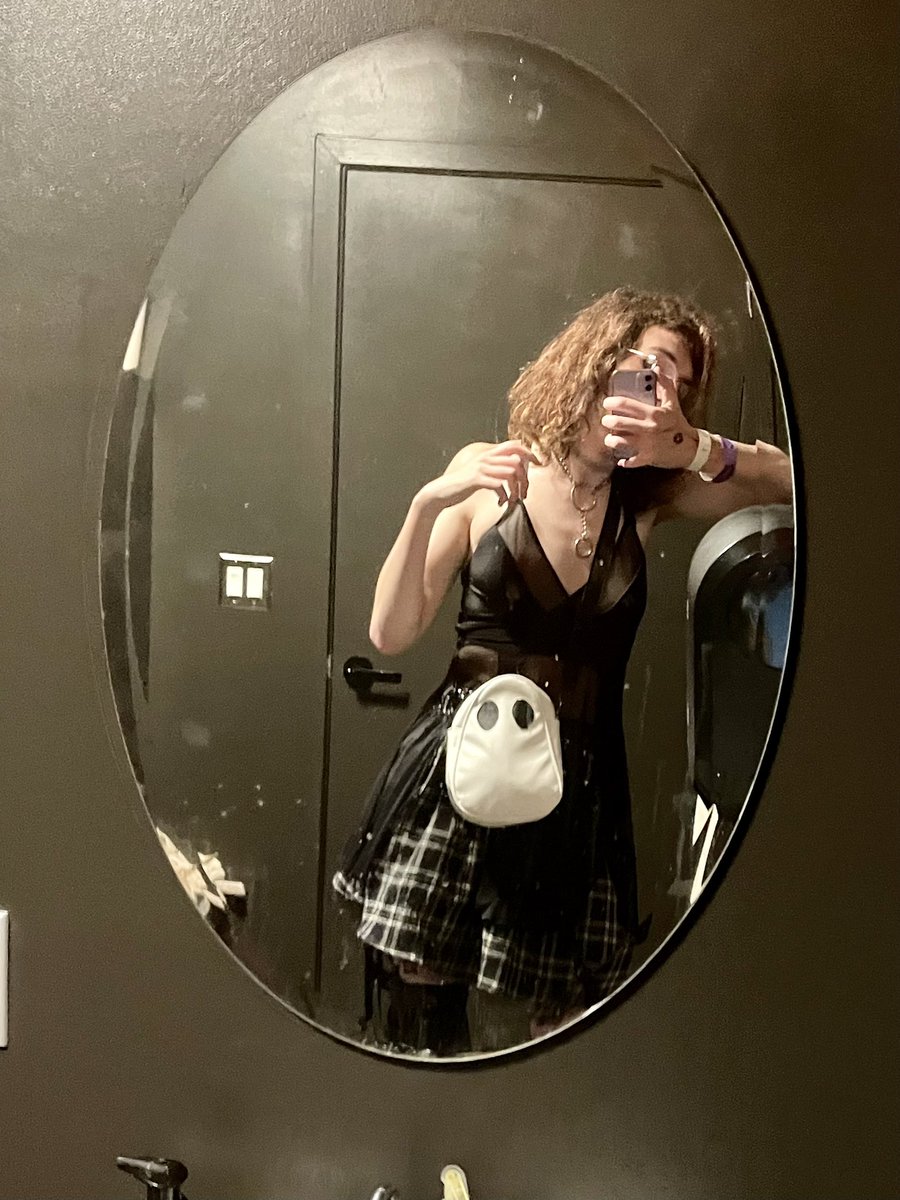 Lily 🌸👉👈 on Twitter "She drank too much alcohol and not enough piss"