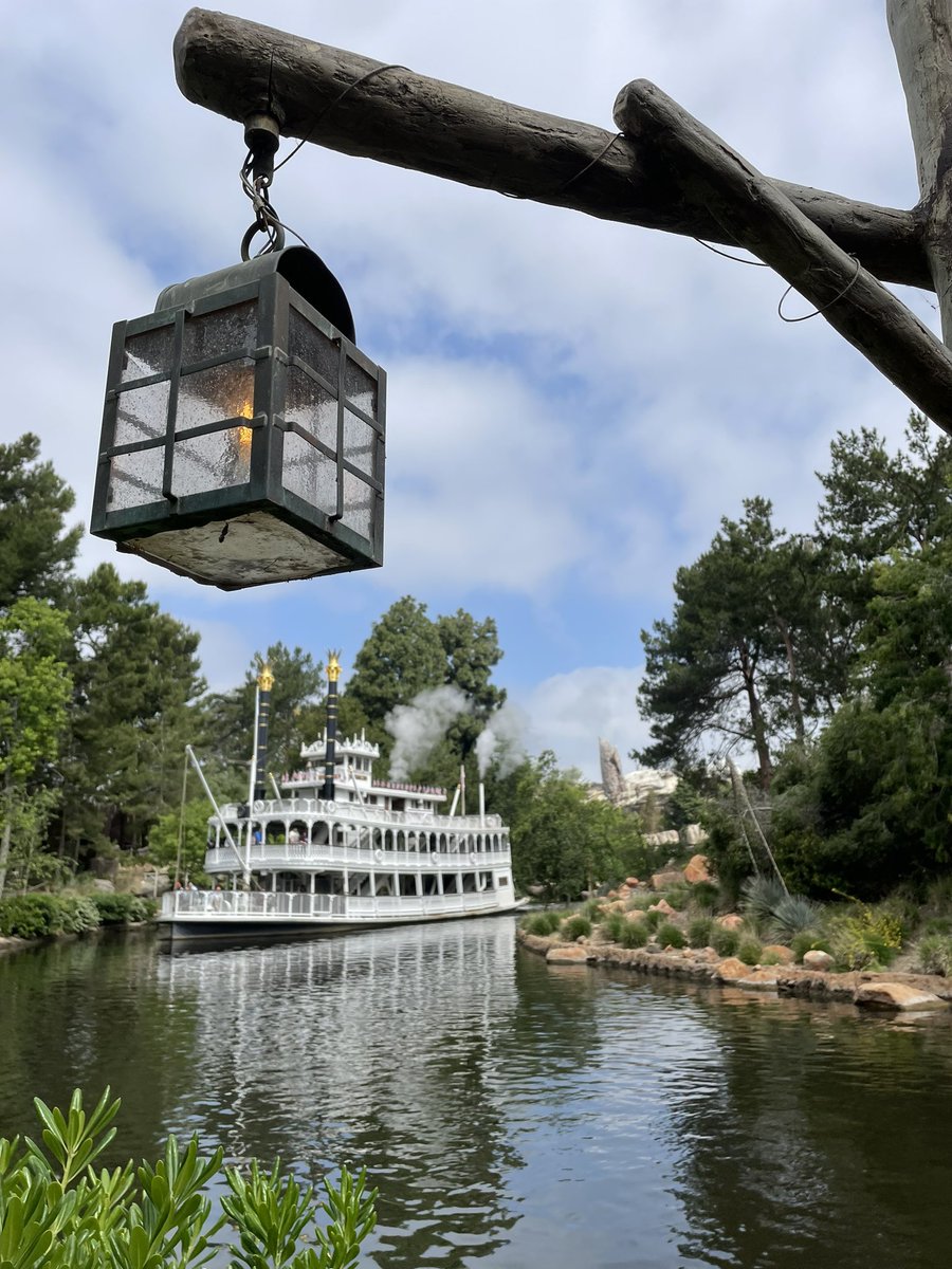 #LampsofDisneyland #Disneyland #Disney #MarkTwain #Riverbot #RiversofAmerica