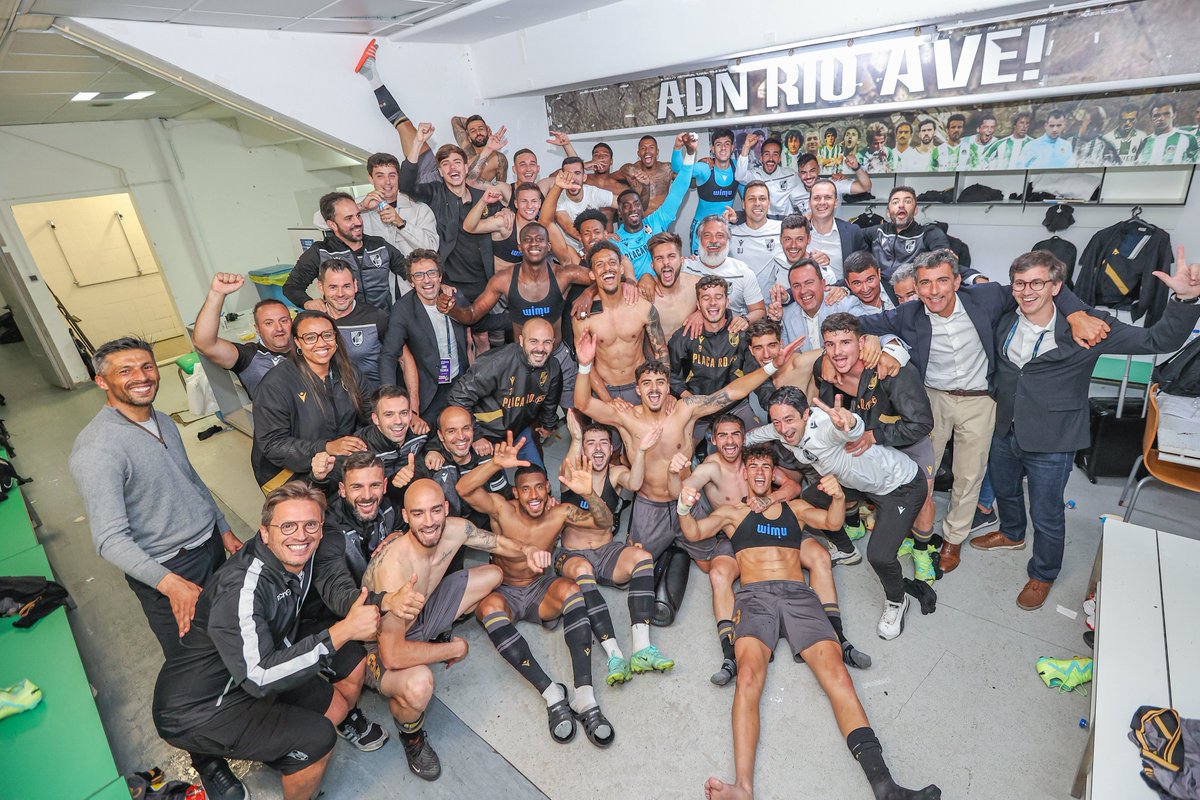 União. Compromisso. Vitória. Europa! 😍

Uma fotografia que representa muito mais do que um triunfo!

#AHistóriaDaMinhaVida