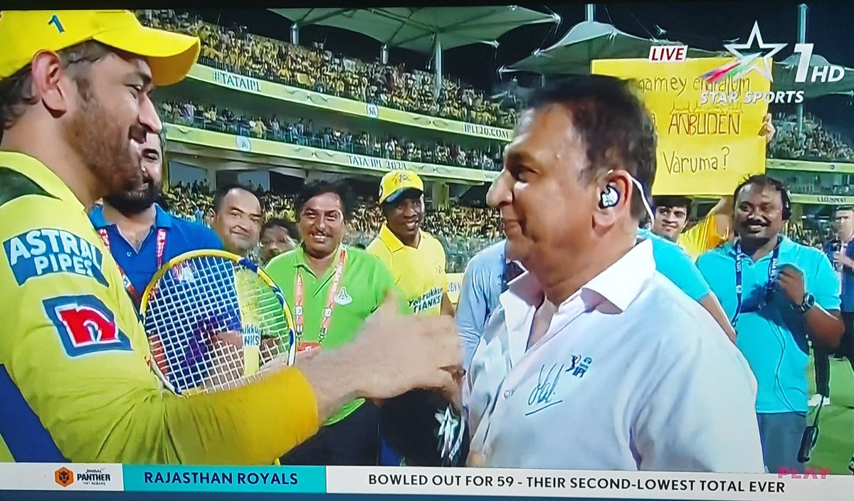 Chandan_radoo's tweet photo. This is the respect he commands 🙏🏻

The Sunil gavaskar taking an autograph on his shirt from a fellow cricketer ❤️

 It only happens if you are MS Dhoni 🔥

You are the OG @msdhoni 🛐 https://t.co/5Ib2H28FXR