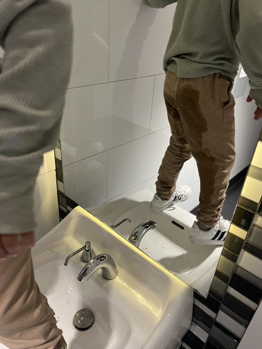 casalsbate's tweet photo. ¡Que desagradable y mala experiencia venir con tus hijos bañados y bien cambiados al #CineKids de @DOWNTOWNCENTER #DownTownCenter para que se ensucien de vomitos de otros niños en el tobogán desde anoche sin que NINGÚN PERSONAL SE HAYA PERCATADO NI LIMPIADO! 

Eso dice mucho de los estándares de “higiene” de este lugar. 

#El4toBate