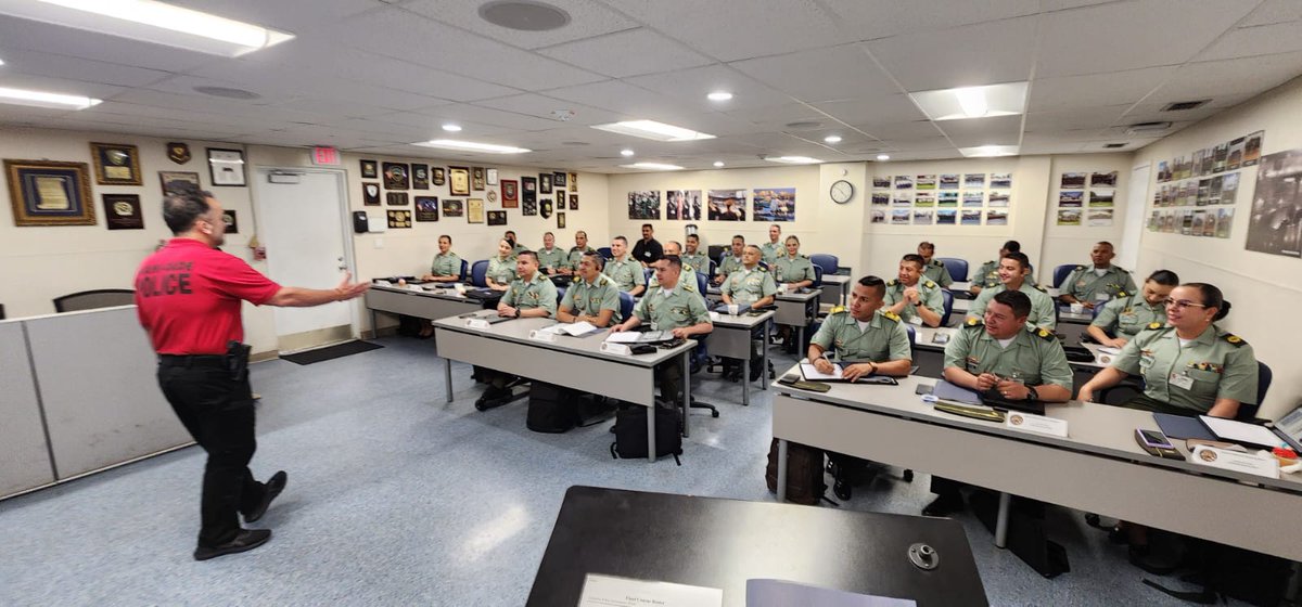PoliciaColombia's tweet photo. Profesionalizar a las mujeres y hombres policías permite prestar un mejor servicio a los habitantes de Colombia. Se da inicio al 'Curso de Comunicación en Crisis y Portavoz' con @MiamiDadePD. Esto se logra gracias al trabajo de cooperación internacional con @USEmbassyBogota. https://t.co/9N6CAT10S5