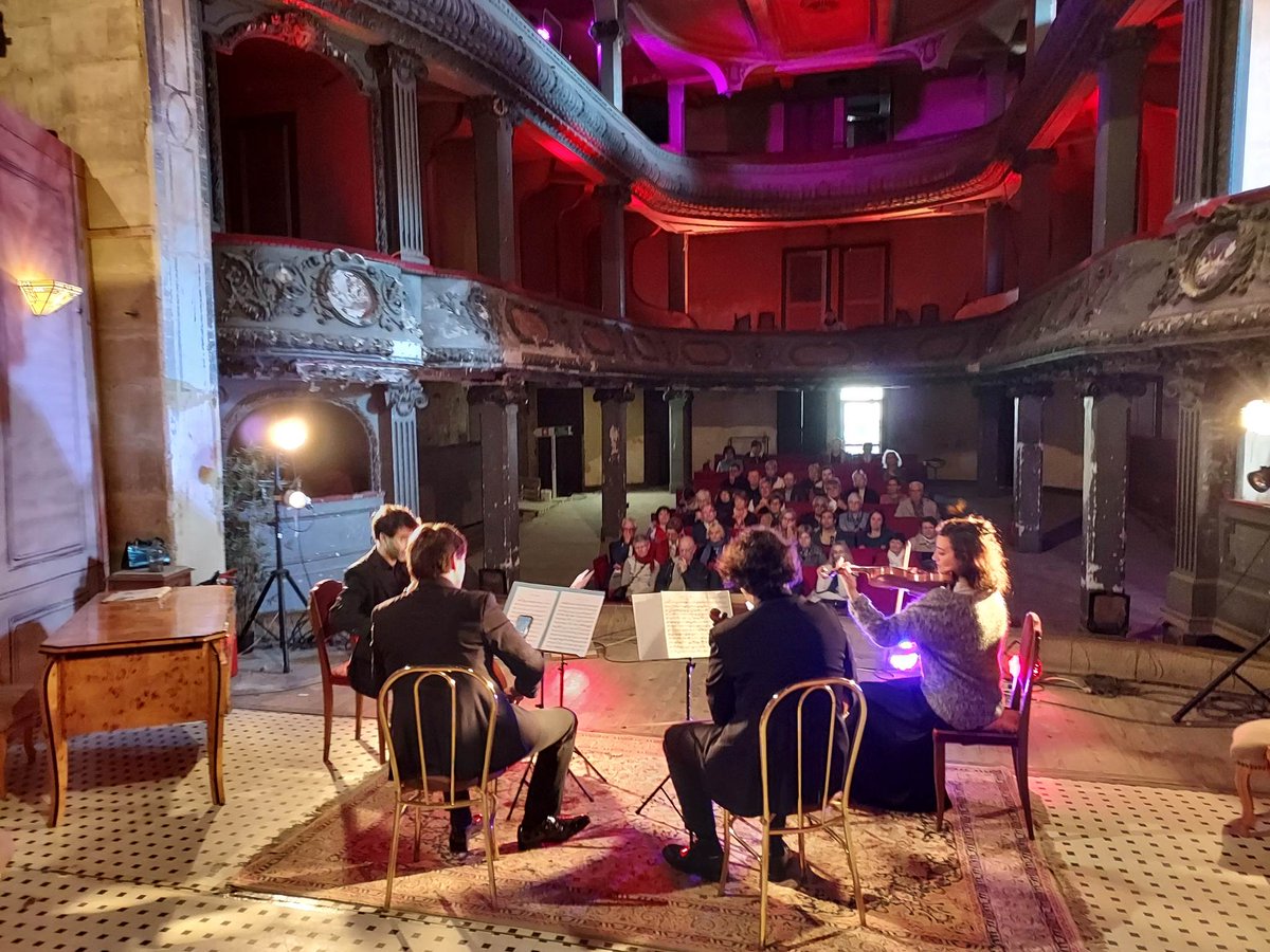 😍 Surprise! Les festivaliers de "Musicales en Barrois" se sont retrouvés lors de leur balade dans le théâtre pour un moment de musique inédit 🎻

👉 L'organisateur nous avait demandé de garder le secret, les spectateurs ont été conquis par le concert...et par la salle 🎭