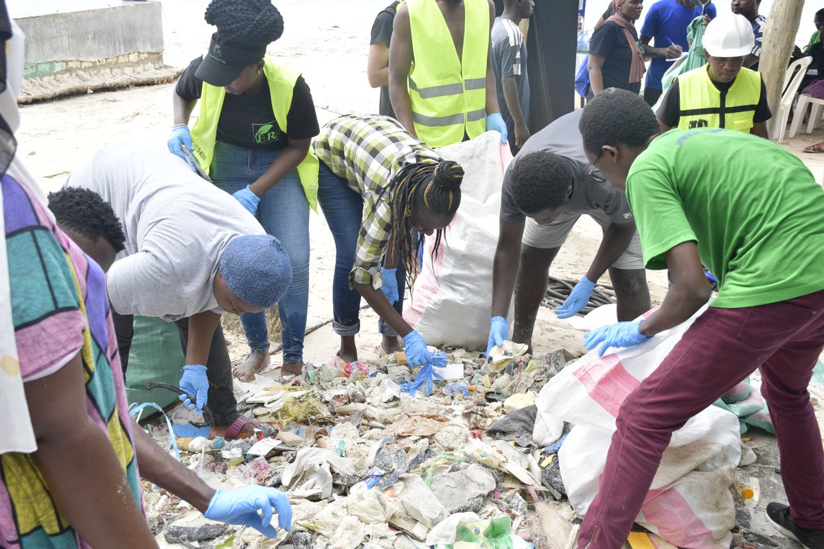 donbashrah's tweet photo. Beach cleanup exercis at Nyali Beach on 13th May and I volunteered representing the esports gaming community of Mombasa and Bandar Esports. Thanks to our sponsors @swahilipothub, @ERedemptors @Kwskenya #StopPlasticPollution #PreserveMarineLife #GamersForChange #DonBashrah https://t.co/VxkaN0r3S7