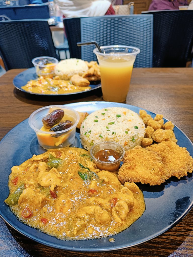 THESKB69's tweet image. This squid dish was yum 😋🥘🫘🍹✨