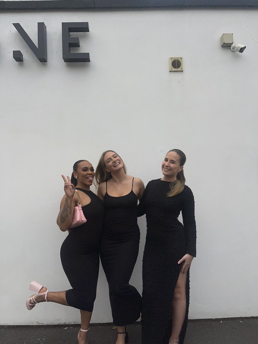 X_Anna_Marie's tweet photo. And just like that, I fished the most stress but amazing three years Cardiff Met 🎓 surrounded my the most amazing people🖤 https://t.co/DyEptDVvag