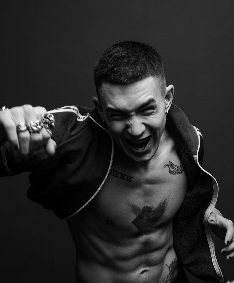 ㅤ ㅤ

 ㅤ ㅤ flow 𝖕𝖚𝖗𝖔
 ㅤ ㅤ como un kilo de 𝖕𝖊𝖗𝖎𝖈𝖔,
 ㅤ ㅤ to’ los míos dan corriente
 ㅤ ㅤ como perito.
ㅤㅤㅤㅤㅤ ㅤ