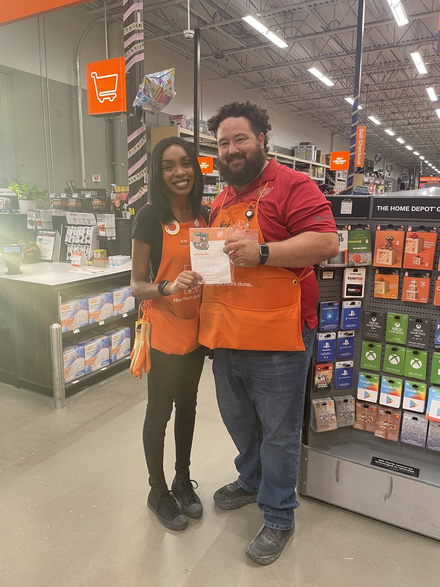 Got the pleasure of presenting Natalie with her very first Homer award. Congratulations Natalie, I’m sure it’s the first of many!#voa365 ⁦@avillan2915⁩ ⁦@tereseistweetin⁩