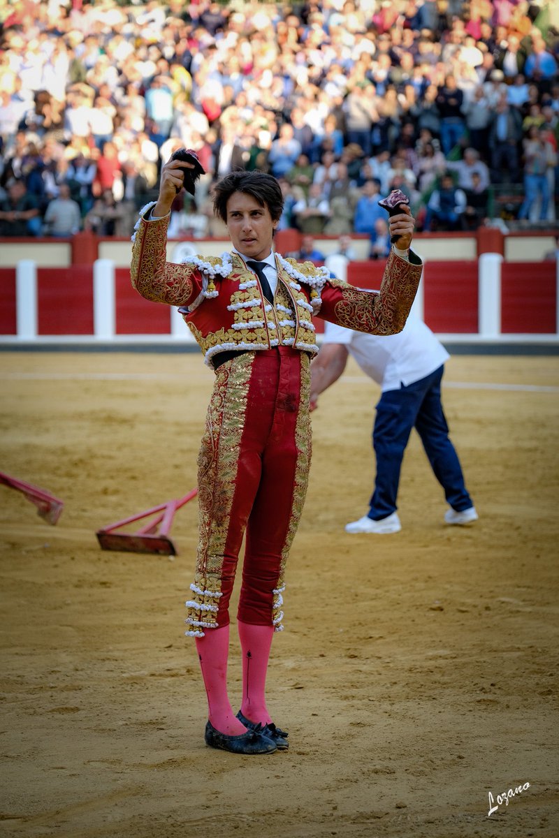Secuencia fotográfica de la voltereta a <a href="/RocaRey/">Andrés Roca Rey</a> en <a href="/torosvalladolid/">Plaza de Toros Valladolid</a> 

📸 <a href="/joserralozano/">JOSERRA LOZANO</a>