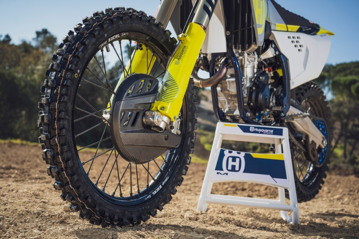 HQV_MotoUK's tweet photo. It doesn't get much better than a tricked out FC 350 poised, ready to take over the track.
Discover the range of Technical Accessories that are available for your Husqvarna Motorcycles MX machine - https://t.co/uHrrOrk0rD
#HusqvarnaMotorcycles #Motocross #FC350 https://t.co/219M4zQTNC