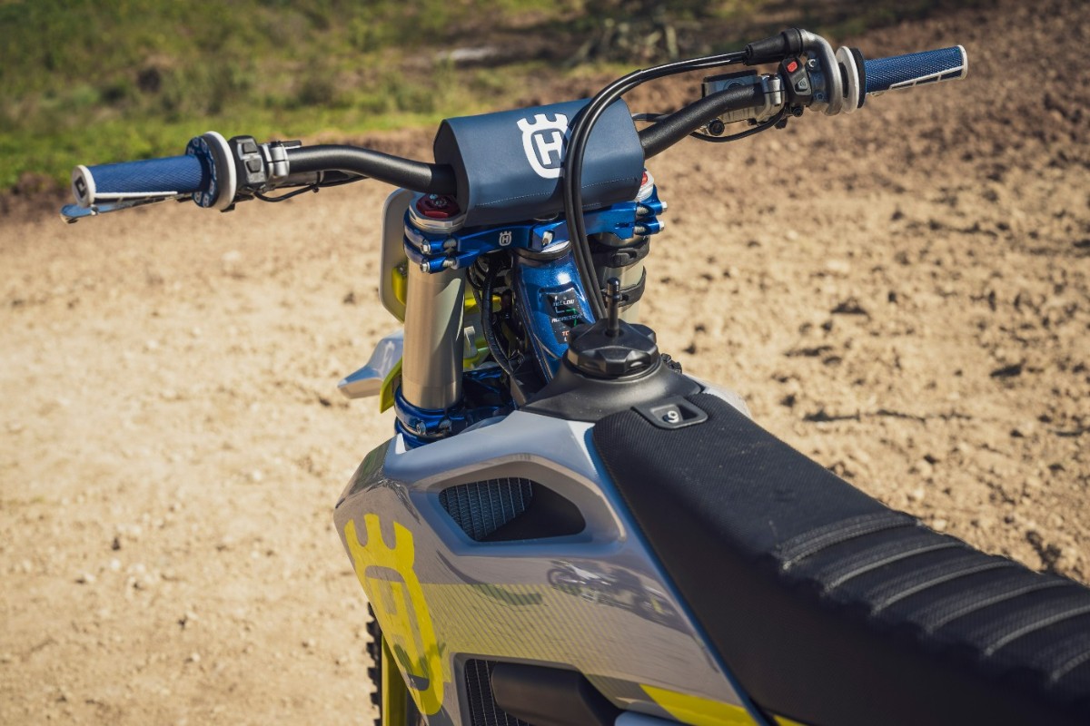 HQV_MotoUK's tweet photo. It doesn't get much better than a tricked out FC 350 poised, ready to take over the track.
Discover the range of Technical Accessories that are available for your Husqvarna Motorcycles MX machine - https://t.co/uHrrOrk0rD
#HusqvarnaMotorcycles #Motocross #FC350 https://t.co/219M4zQTNC