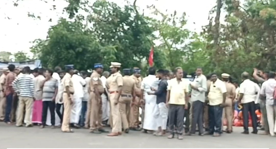 TnNewsvision's tweet image. விழுப்புரம், மரக்காணத்தில் கள்ளச்சாராயம் அருந்தி உயிரிழந்தவர்களின் எண்ணிக்கை 5ஆக உயர்வு

ஏற்கனவே 4 பேர் உயிரிழந்த நிலையில், சிகிச்சை பலனின்றி மலர்விழி(70) என்பவர் உயிரிழப்பு

#Villupuram | #counterfeitliquor | #liquor | #ChannelVision