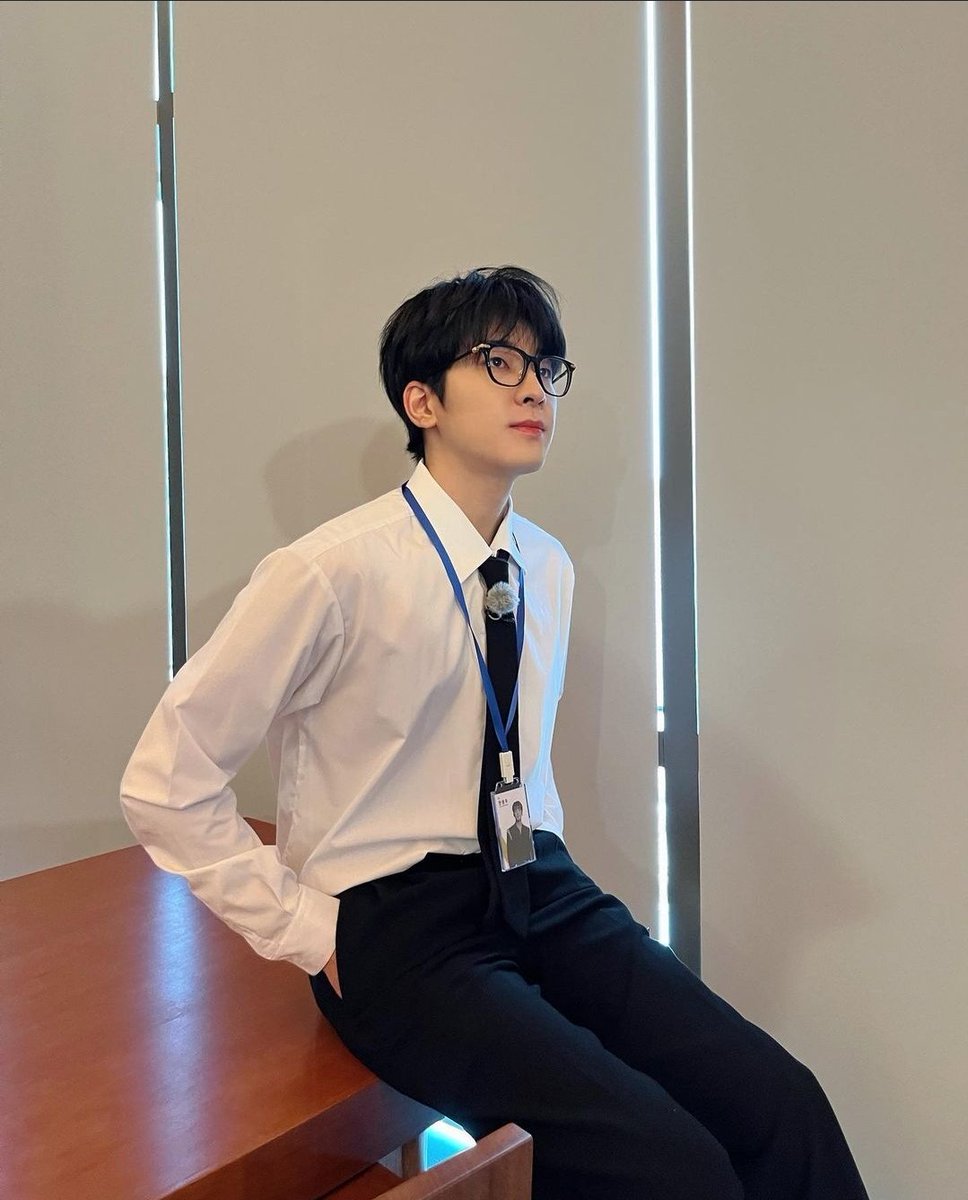 EVERYWONEWOO's tweet photo. Good evening, this is Wonwoo speaking and here I am trying to gain new acquaintances. By all means, I brought a friendship offer to anyone who stumbled upon this tweet.

Don't let your hesitancy bloom. Hit me up and let's have an usual or maybe a little unusual conversation. https://t.co/deCkjK8U2b