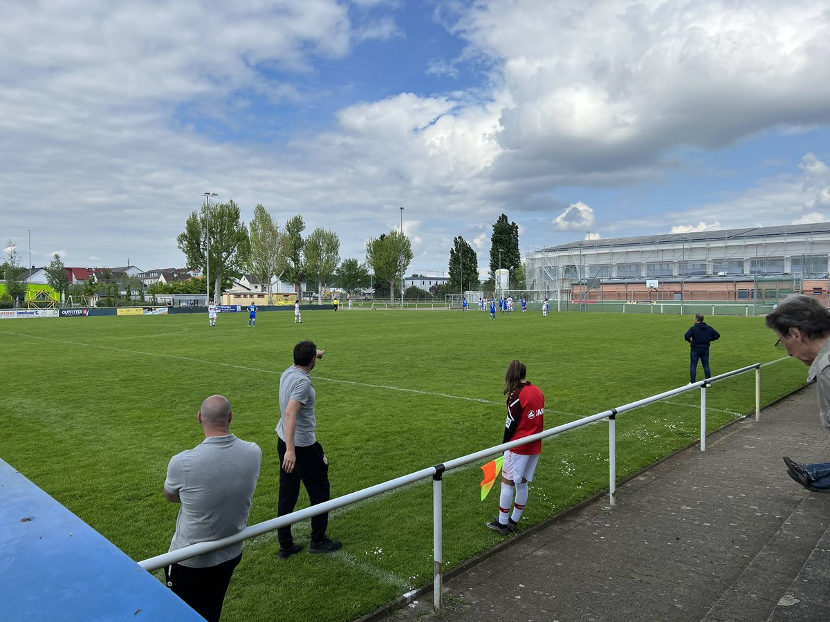Auf geht’s Mädels 
#VfBFrauen #VfB