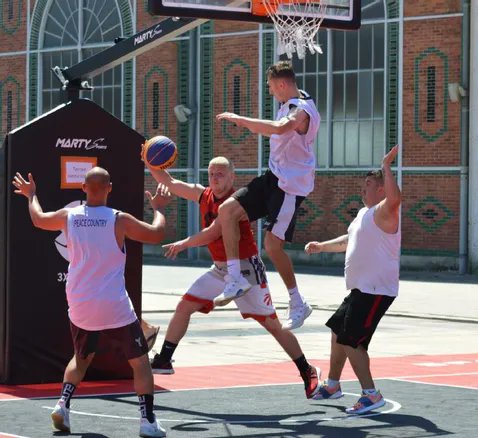 leberry_fr's tweet photo. Top départ pour la semaine dédiée au basket 3 x 3 à Vierzon
https://t.co/TfBTTjYxON https://t.co/ViBwPVmVCR