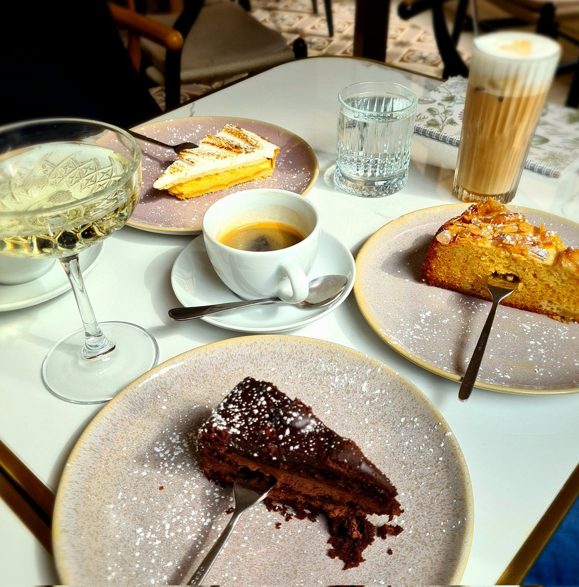 Opernjunkie's tweet photo. Dieses Wochenende leider keine Zeit gehabt, für die (nicht nur heute) zu ehrende Mutter einen Kuchen zu backen...stattdessen mal wieder im besten Kuchencafé der Heimatstadt😋 Und da auch bald dieser okkupierte Feiertag ansteht, wird der Vater auch gleich mit "abgefrühstückt" 😆 https://t.co/vYNEVRG6oU