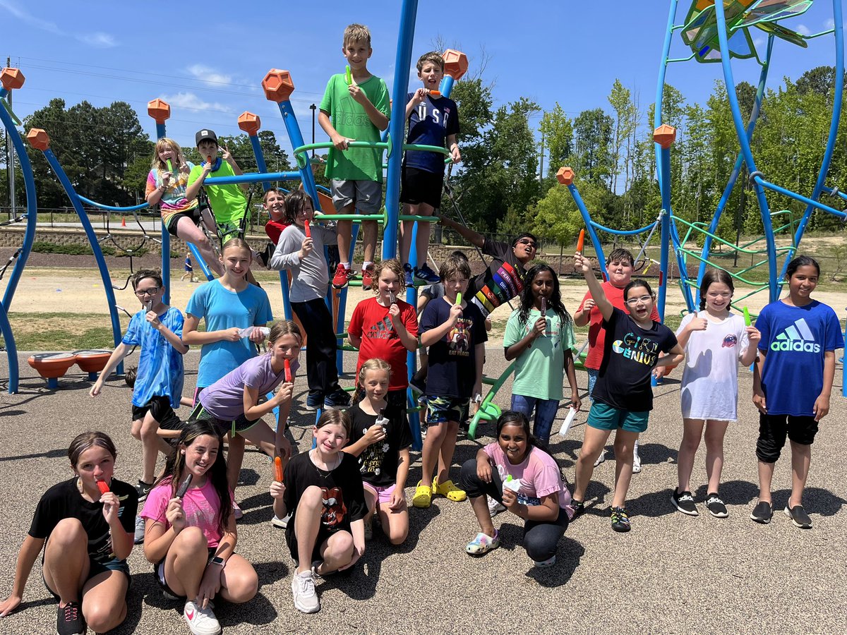 DrPowellReads's tweet photo. We had a great time sailing through Field Day! Thank you to the specialists and the PTA! @ScottsRidgeES https://t.co/pH4dbLKErk