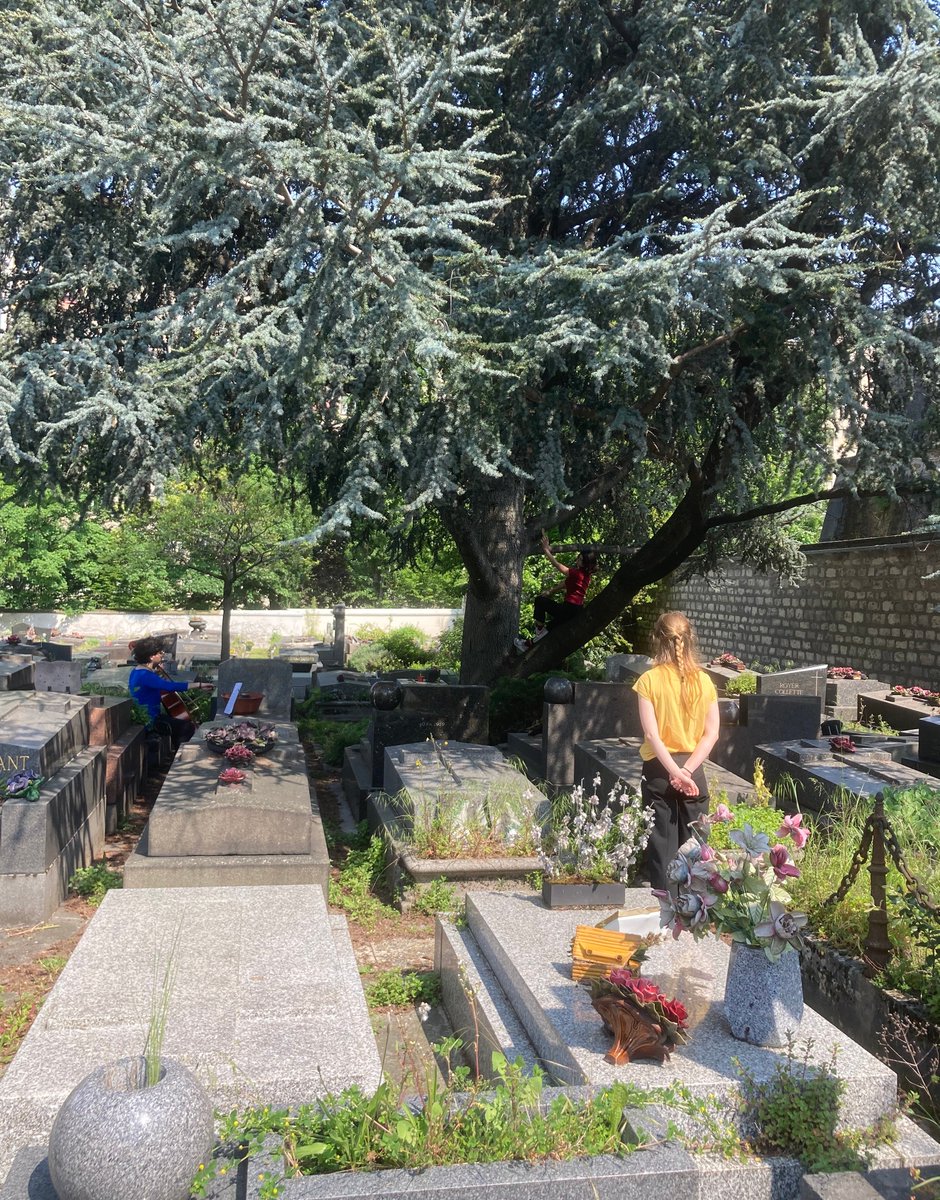 ITHParis's tweet photo. Journée commencée par un temps de Toussaint, avec une belle éclaircie au détour d'une performance de musique et danse au cimetière de Belleville, apportant du soleil sur la peau et dans le cœur. Moment heureux puis magique avec une ronde et des pas esquissés par tout le monde. 🥰 https://t.co/icJSI93M2u