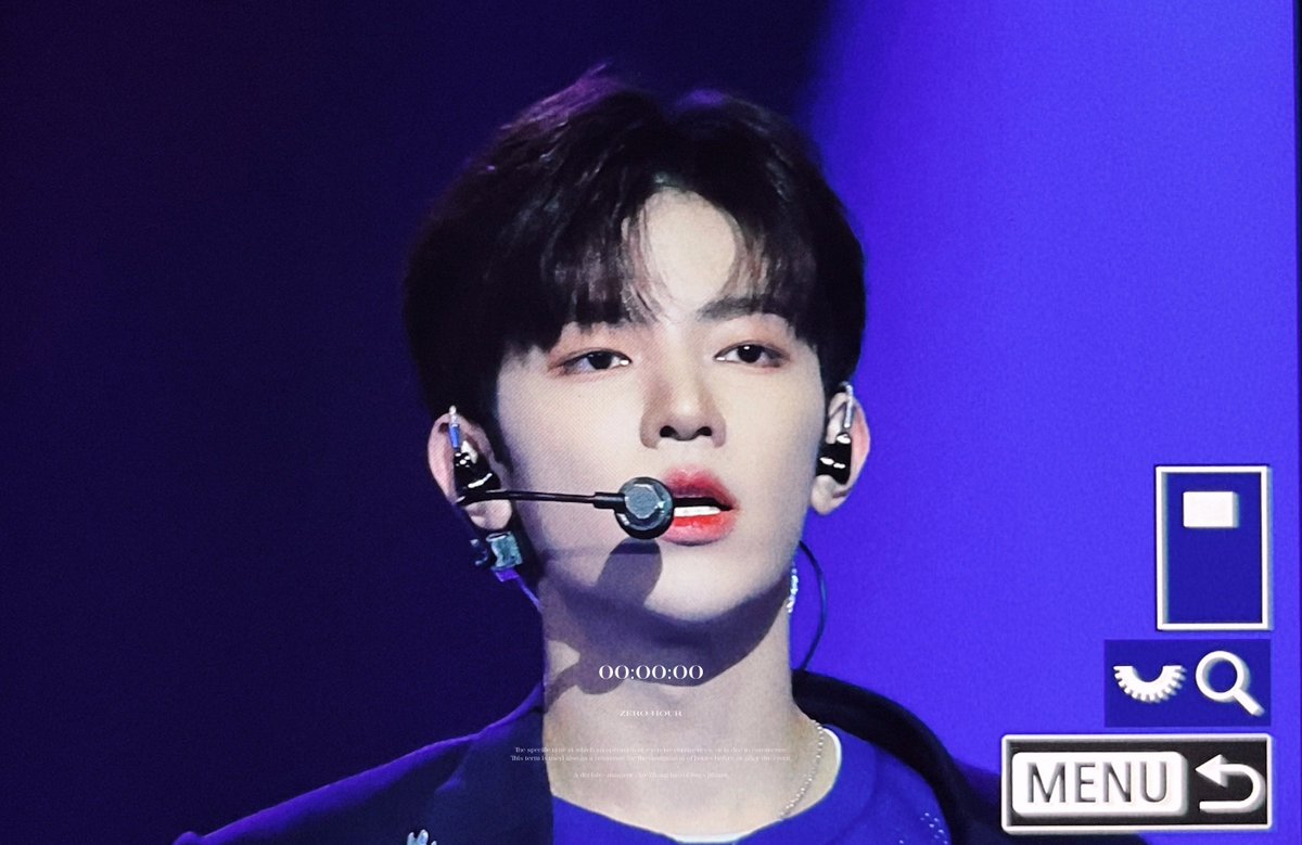 zerohour_zh's tweet photo. 230514 평생 받들겠듭니다 👑 #장하오 #ZHANGHAO #제로베이스원 #ZEROBASEONE #ZB1 https://t.co/AFG1xOawOm