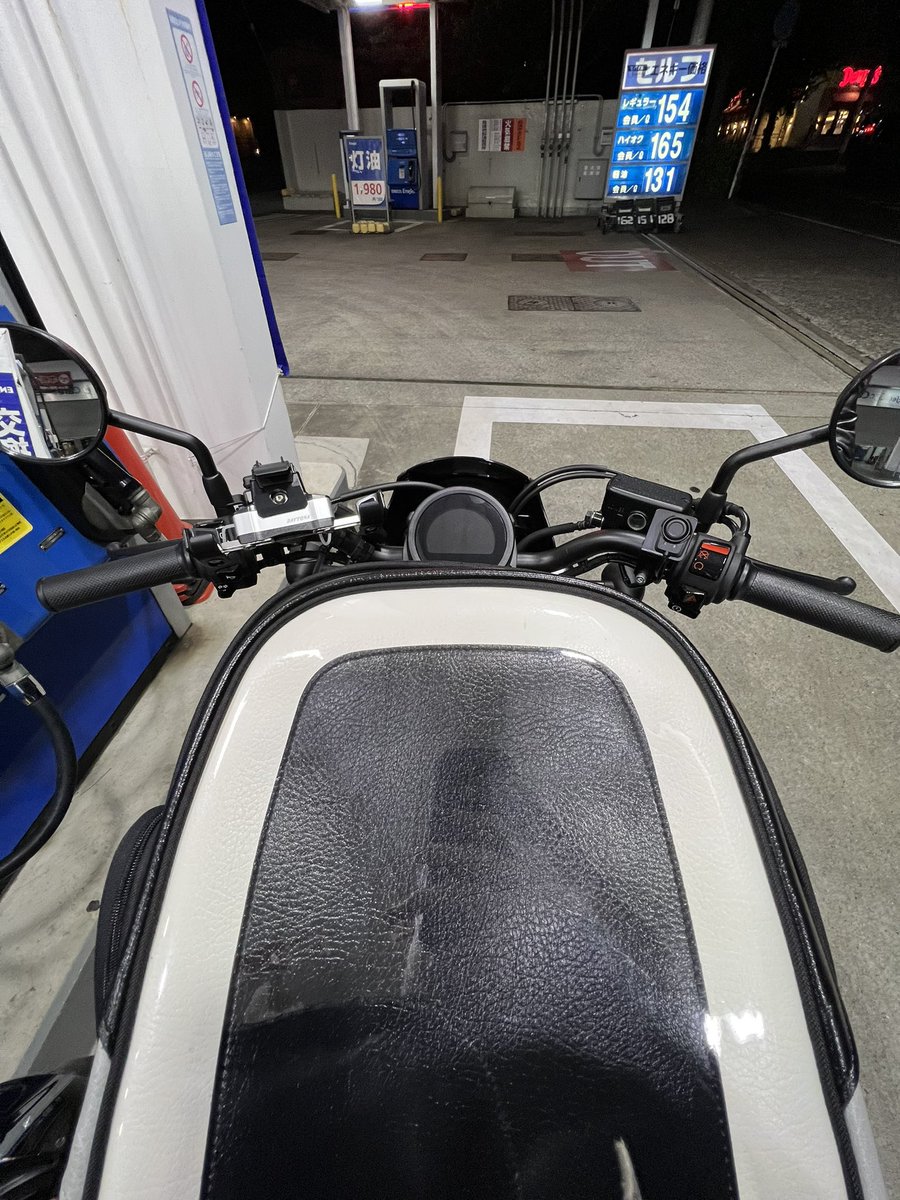 minihel250's tweet photo. プチツーがてらバクスターのタンクバック（22L）ポチッたので試運転してみました！
圧倒的存在感‼︎😳
ここから＋10L拡張できるってメーター見えなくなっちゃうよ笑😂

 #BAGSTER
 #レブル250 https://t.co/moia4ExtVA