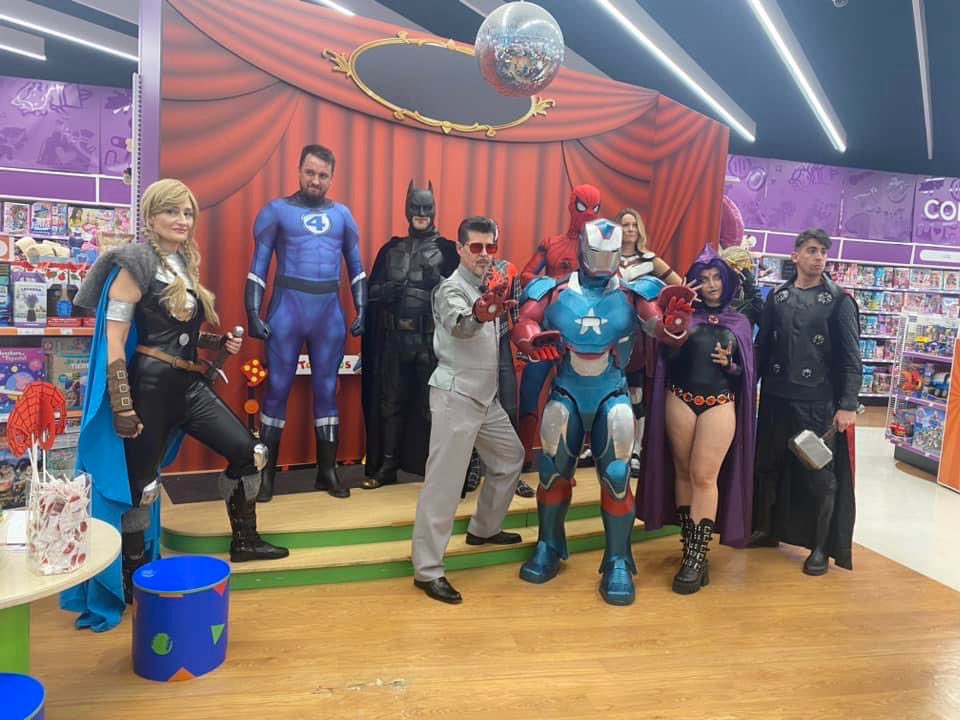 Ayer estuvimos en Toys "R" Us España Sedavi pasando un día divertido en la tienda con nuestros amigos de Infinity Cosplay Spain. Toys “R” Us es uno de nuestros patrocinadores donando en las visitas a hospitales y centros y es un placer hacer visitas temáticas allí. Trato de 10.