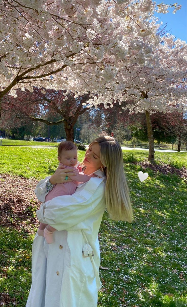 feliz dia das mães pra minha rainha, a minha inspiração, meu porto seguro e aquela que me deu a vida, que por mesmo pela sua ausência, quando retorna, faz eu seguir cada dia mais forte, te amo mamãe lua, obrigada por ser meu anjo de guarda 💗