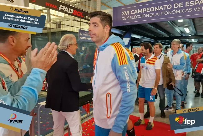 padelfederacion's tweet photo. ๐๐๐ ๐๐๐ฆ๐ฉ๐๐จ๐ง๐๐ญ๐จ ๐๐ ๐๐ฌ๐ฉ๐รฑ๐ ๐๐๐ฅ๐๐๐๐ข๐จ๐ง๐๐ฌ ๐๐ฎ๐ญ๐จ๐งรณ๐ฆ๐ข๐๐๐ฌ ๐๐ ๐๐๐ญ๐๐ซ๐๐ง๐จ๐ฌ
๐ENTREGA DE PREMIOS 1ยช Categorรญa Masculina
๐ฅ@FMP_Padel
๐ฅ@PadelCV
๐ @rnadalacademy
๐ Padel Indoor Manacor
๐ค๐ฝ @FPadelIB
#CESAVMallorca2023
#FEP #FEPpadel https://t.co/M27BAyoz9A