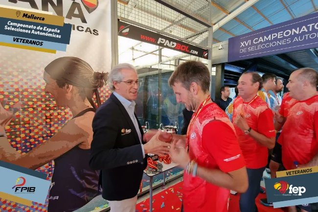 padelfederacion's tweet photo. ๐๐๐ ๐๐๐ฆ๐ฉ๐๐จ๐ง๐๐ญ๐จ ๐๐ ๐๐ฌ๐ฉ๐รฑ๐ ๐๐๐ฅ๐๐๐๐ข๐จ๐ง๐๐ฌ ๐๐ฎ๐ญ๐จ๐งรณ๐ฆ๐ข๐๐๐ฌ ๐๐ ๐๐๐ญ๐๐ซ๐๐ง๐จ๐ฌ
๐ENTREGA DE PREMIOS 1ยช Categorรญa Masculina
๐ฅ@FMP_Padel
๐ฅ@PadelCV
๐ @rnadalacademy
๐ Padel Indoor Manacor
๐ค๐ฝ @FPadelIB
#CESAVMallorca2023
#FEP #FEPpadel https://t.co/M27BAyoz9A