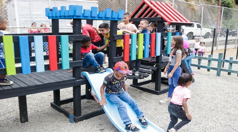 Inauguran parque infantil ecológico con materiales reciclables en Caricuao

#DíaDeLaMadreEnAmor  

vtv.gob.ve/inauguran-parq…